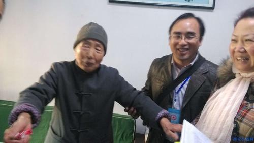慰问社区老人